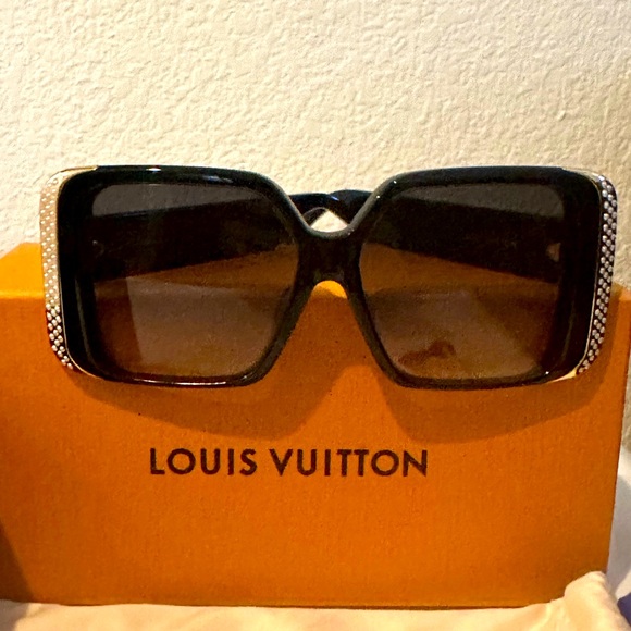 Authentic , LV Moon Pearl Square Sunglasses - Picture 3 of 9